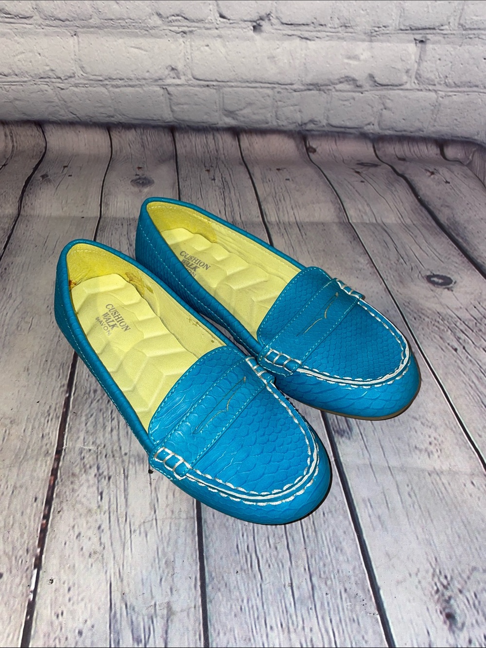 Avon Cushion Walk Turquoise Blue Women's Loafers Like New! Sz7